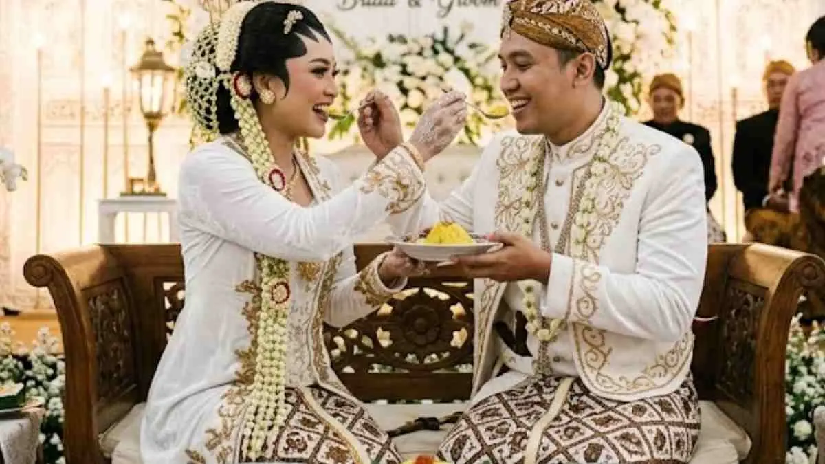 Tradisi menghitung weton sebelum menikah masih dilestarikan oleh sebagian masyarakat Jawa. Simak panduan lengkap cara menghitung neptu, contoh perhitungan, serta makna hasil weton dalam tradisi Jawa. (ilustrasi pernikahan adat jawa)