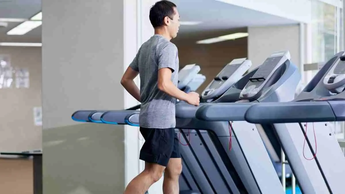 Workout pagi dikenal membantu membangun kebiasaan sehat, sementara olahraga malam disebut mampu meningkatkan performa latihan.(ilustrasi)