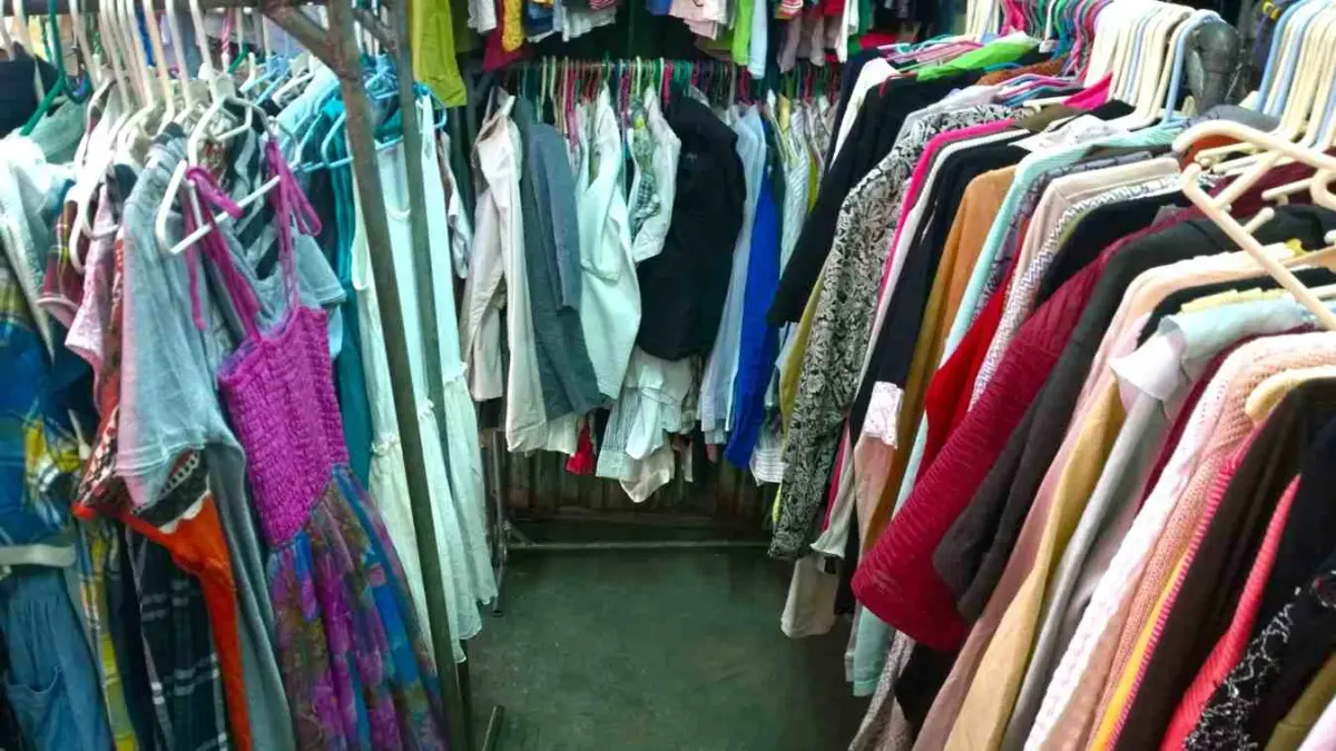Di tengah maraknya brand fashion baru, bisnis thrift ternyata belum kehilangan pesonanya. Gen Z kini melihat pakaian thrift sebagai gaya hidup, bukan sekadar baju bekas. Dengan strategi yang tepat, peluang usaha ini masih mampu menghasilkan omzet yang menjanjikan di era digital. (ilustrasi)