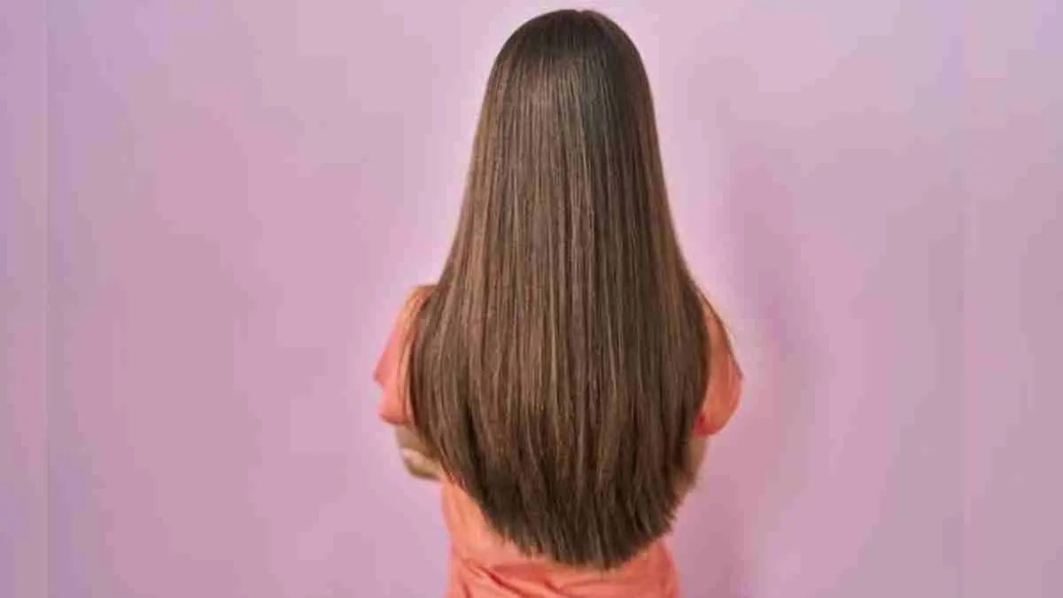 Air cucian beras ternyata tidak selalu harus dibuang. Kandungan nutrisi di dalamnya dipercaya dapat membantu merawat rambut agar lebih lembut, kuat, dan sehat jika digunakan dengan cara yang tepat.(sumber foto : magnific)
