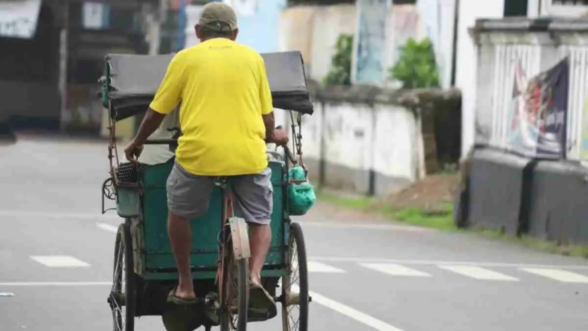Banyak masyarakat terbiasa menghadapi kesulitan ekonomi. Namun, ketika kesulitan dianggap normal, ada bahaya besar yang mengintai (Photo by Mufid Majnun on Unsplash)