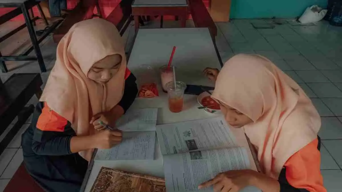 Kuliah Kerja Nyata (KKN) sering digambarkan indah di media sosial, penuh kebersamaan dan momen seru. (Photo by Bianca Naira on Unsplash)
