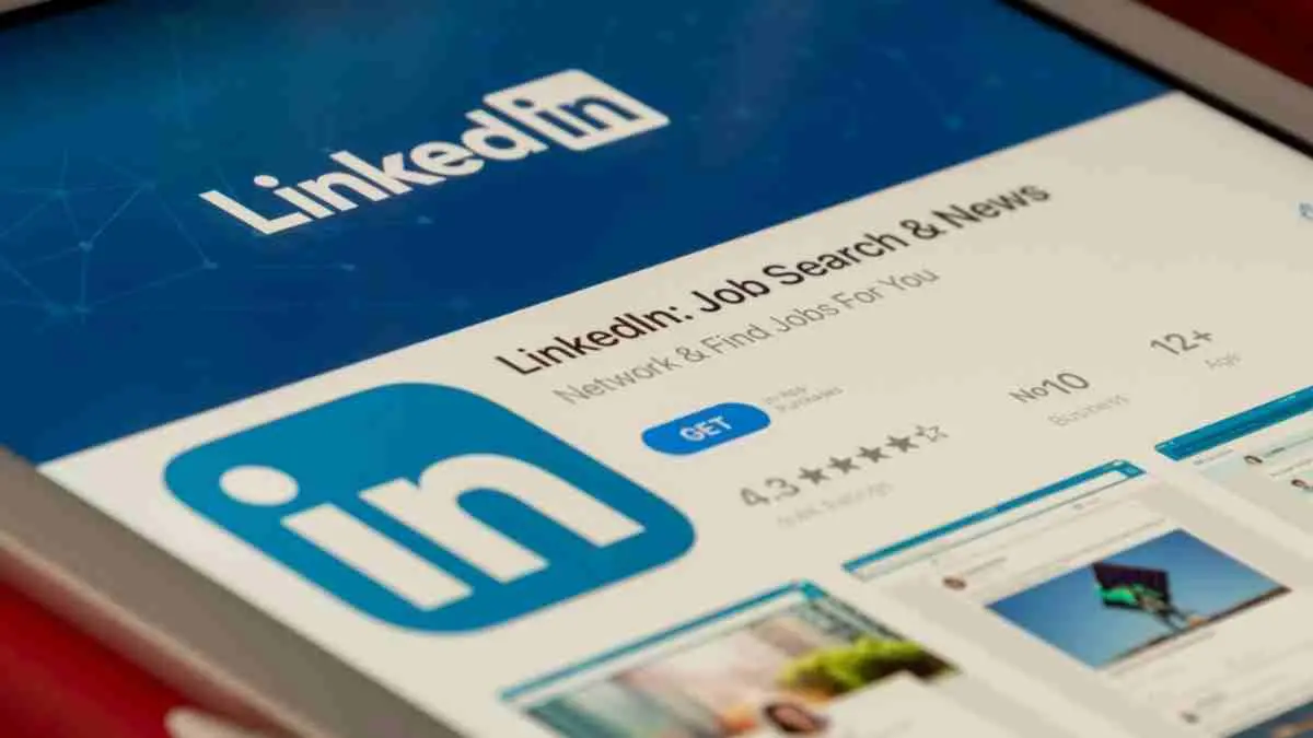 LinkedIn kini menjadi salah satu platform profesional paling populer. (Photo by Souvik Banerjee on Unsplash)
