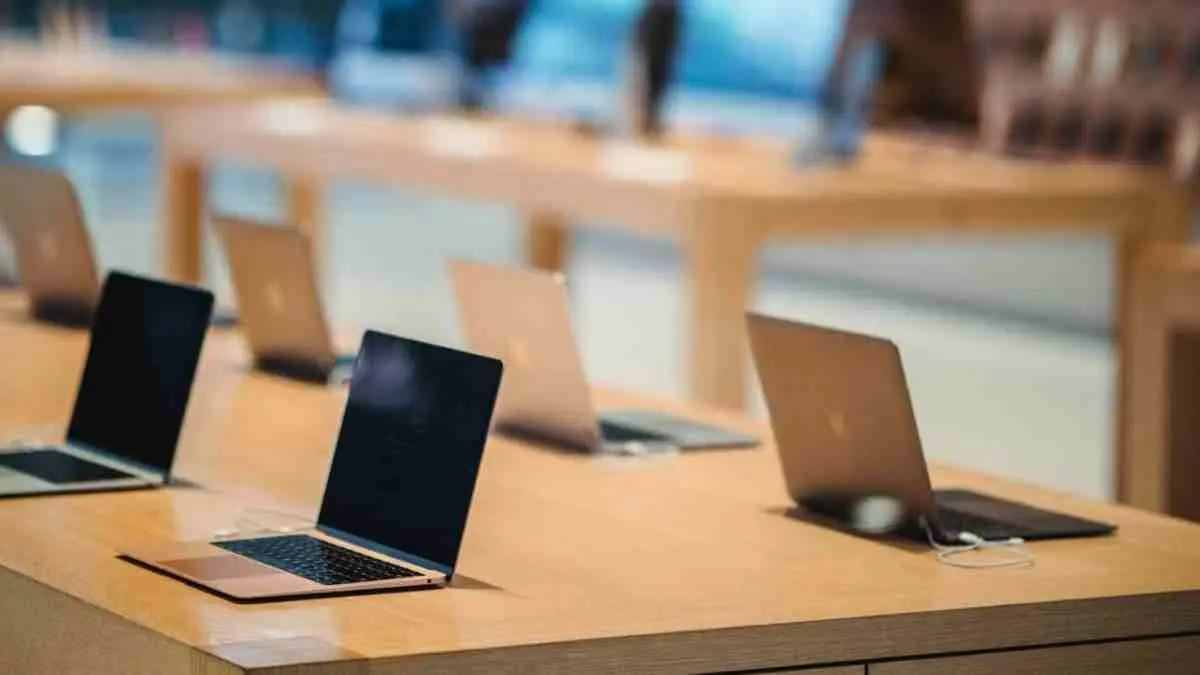 Ingin punya iPhone atau Mac tanpa harus membayar penuh di awal? Apple dikabarkan segera meluncurkan Apple Upgrade, program cicilan dengan skema sewa untuk dimiliki yang memungkinkan pelanggan upgrade ke model terbaru setelah masa kontrak berakhir. (Jason Leung/Unsplash)