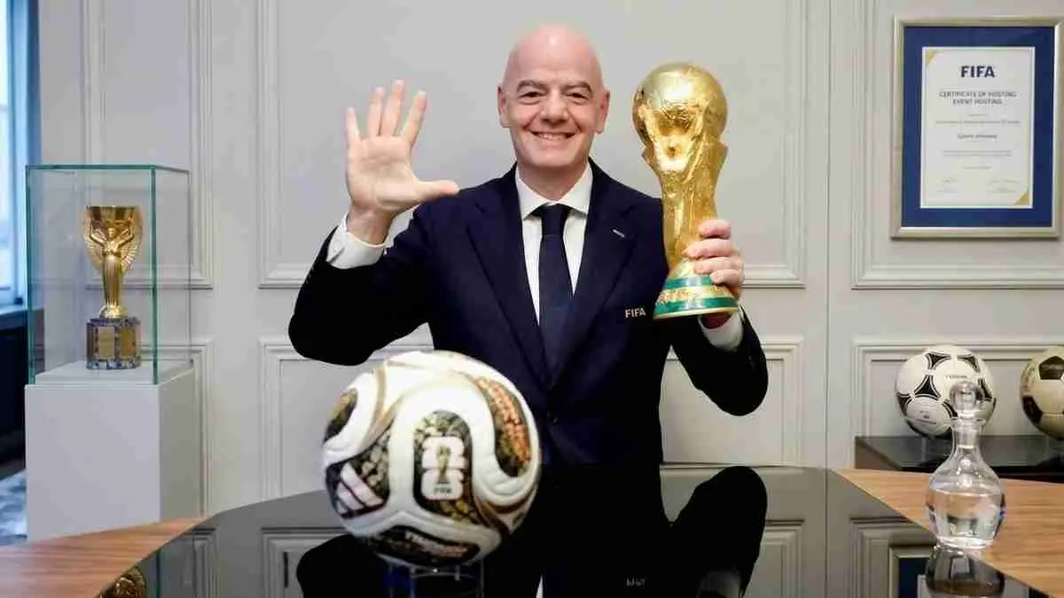 Isu pengaturan skor sempat mengguncang Piala Dunia 2026. Kini FIFA akhirnya angkat bicara dan membeberkan hasil investigasi resmi. Benarkah turnamen ini bersih dari manipulasi? Simak fakta lengkapnya, termasuk penyelidikan yang masih membayangi Argentina. (Sumber foto: Instagram/gianniinfantino)
