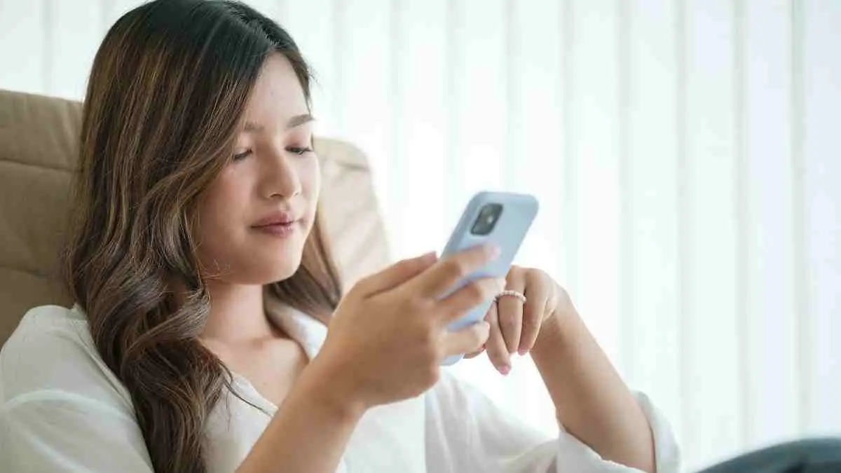 Bangun tidur langsung cek HP, bekerja di depan laptop, lalu tidur setelah scrolling media sosial? Hati-hati, gaya hidup digital yang terasa normal ternyata bisa memicu digital fatigue hingga doomscrolling. (ilustrasi)