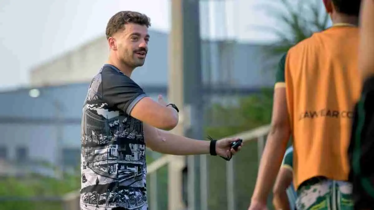 Bukan sekadar latihan biasa! Persebaya kini memakai teknologi canggih untuk memantau kebugaran para pemain jelang Piala Presiden 2026. Bagaimana cara kerja CMJ Test dan mengapa metode ini penting bagi Green Force? (Sumber foto: Persebaya)