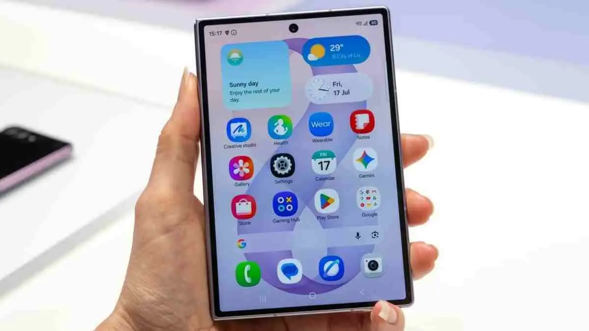Samsung resmi menghadirkan Galaxy Z Fold 8 dengan perubahan desain terbesar dalam beberapa tahun terakhir. Lebih ringan, layar makin lebar, lipatan semakin samar, baterai lebih besar, dan ditenagai Galaxy AI. (@LioOneMorePixel/X)
