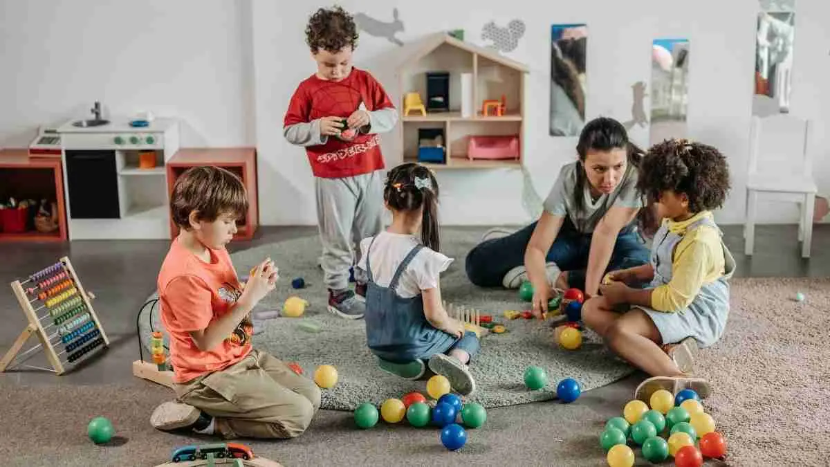 Anak pulang sekolah bilang, "Hari ini main terus"? Jangan langsung khawatir. Di balik setiap permainan, ada proses belajar yang dirancang untuk mengembangkan kecerdasan, kreativitas, hingga kemampuan sosial anak. (ilustrasi)