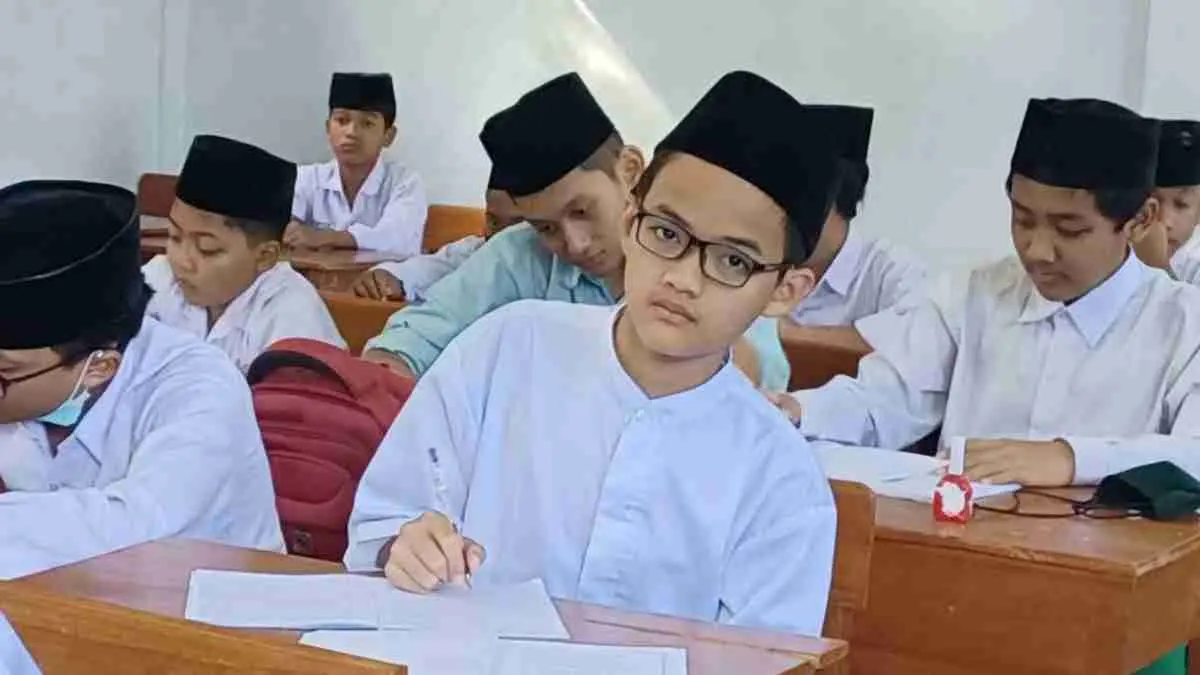 Di tengah pesatnya perkembangan AI, media sosial, dan teknologi digital, apakah madrasah masih relevan? Justru kini perannya semakin penting sebagai tempat yang memadukan ilmu pengetahuan, literasi digital, dan pendidikan akhlak. (mualliminenamtahun.net)