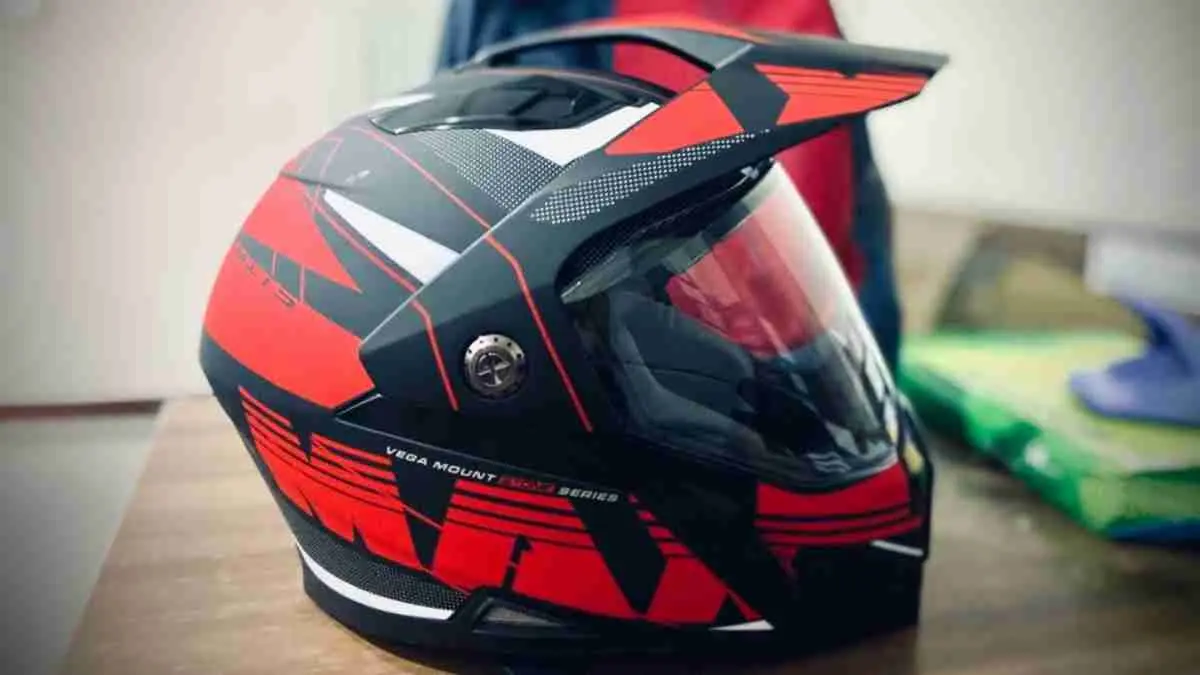 Helm bukan sekadar aturan lalu lintas, tetapi pelindung utama kepala saat berkendara.  (Photo by Naveen Saxena on Unsplash)