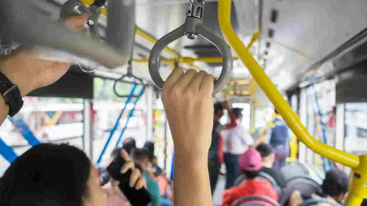 Transportasi umum di Indonesia sering dianggap solusi mobilitas, namun banyak orang masih enggan menggunakannya. (Ilustrasi)