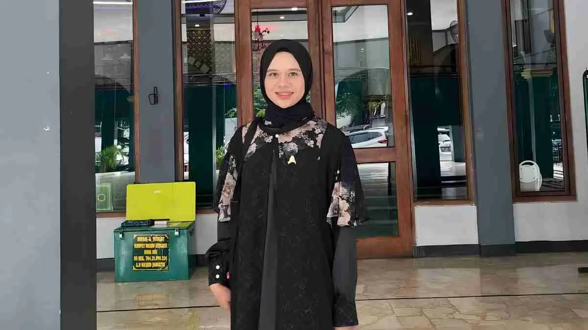 Komika Mega Salsabillah mengaku didatangi personel Polda Metro Jaya sekitar pukul 03.00 WIB setelah video satir yang dibuatnya viral. Namun, ia menegaskan kedatangan aparat bukan untuk menangkap atau menggeledah rumahnya, melainkan meminta klarifikasi terkait isi konten tersebut. (instagram.com/mega_salsabillah)