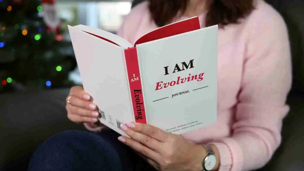 Punya rak penuh buku self-help tapi hidup terasa makin berat? Ternyata terlalu banyak membaca buku motivasi tanpa praktik bisa memicu stres, rasa bersalah, hingga merasa gagal terus-menerus. Kenali fenomena Self-Help Paradox dan cari tahu kenapa berkembang bukan soal membaca lebih banyak, tetapi berani mengambil langkah nyata. (ilustrasi)