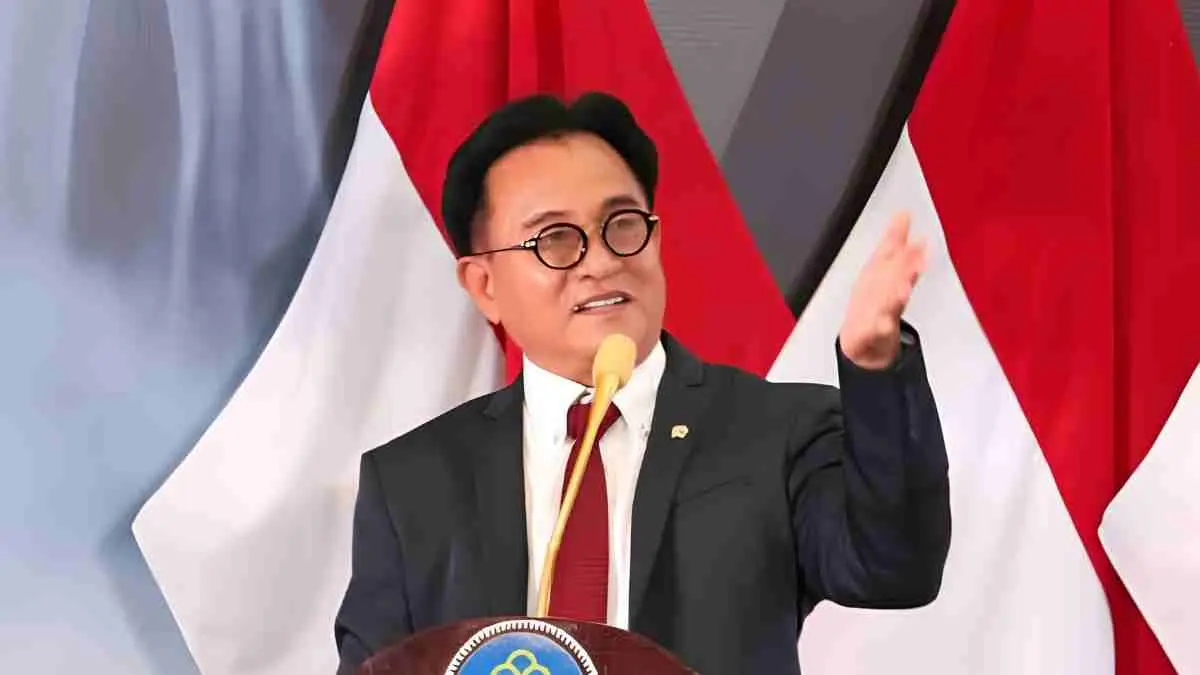 Rencana sayembara penangkapan begal yang diwacanakan Gubernur Jawa Barat Dedi Mulyadi memicu pro dan kontra. Menko Kumhamimipas Yusril Ihza Mahendra mengingatkan kebijakan tersebut berpotensi mendorong aksi main hakim sendiri dan menegaskan bahwa penangkapan pelaku kejahatan merupakan kewenangan aparat kepolisian. (Menko Kumhamimipas, Yusril Ihza Mahendra)
