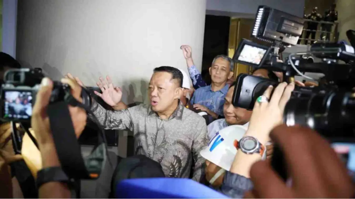 Mantan Jaksa Agung Muda Bidang Tindak Pidana Khusus Febrie Adriansyah menjawab pertanyaan wartawan usai menjalani pemeriksaan di Kejaksaan Agung, Jakarta, Jumat (24/7/2026). (Dery Ridwansah/ JawaPos.com)