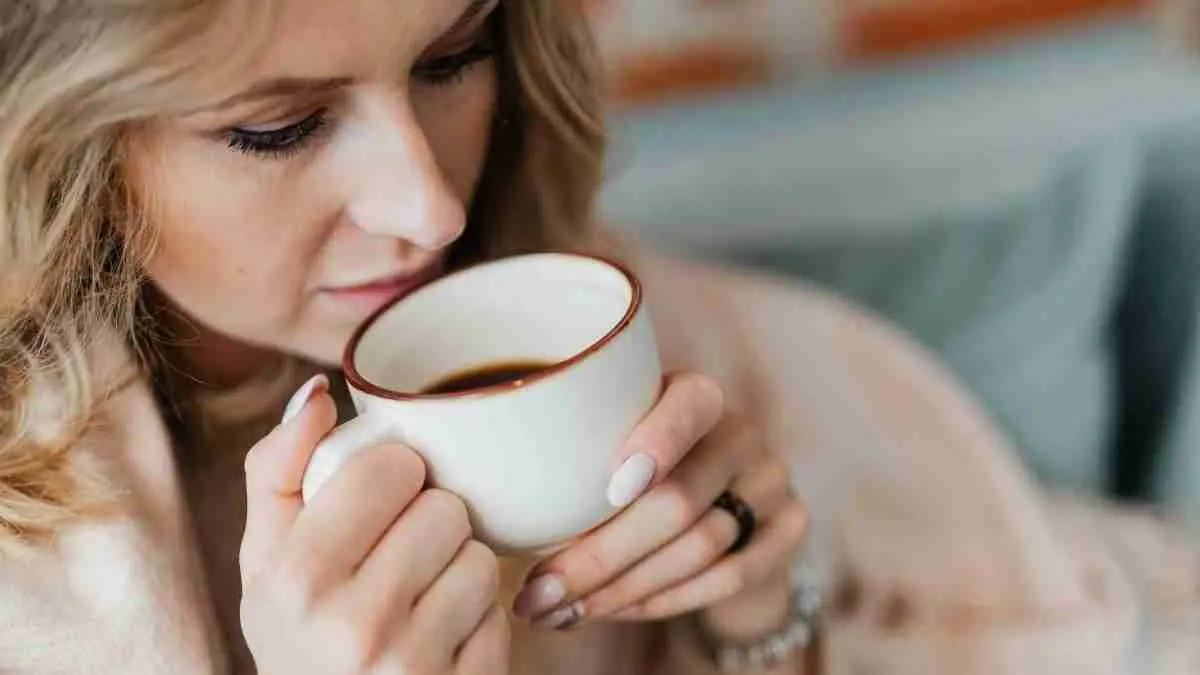 Banyak orang langsung mencari secangkir kopi begitu bangun tidur. Namun, kebiasaan ini ternyata belum tentu menjadi waktu terbaik untuk menikmati kafein. (ilustrasi minum kopi)
