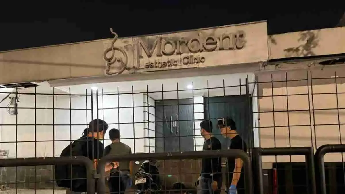 Polisi gelar olah TKP kasus meninggalnya seorang pria bernama Sutrimo yang ditemukan dalam kondisi tidak sadarkan diri di halaman Klinik Mordent, Kebayoran Baru, Jakarta Selatan, pada Kamis (23/7). (Muhamad Ridwan/JawaPos.com) 