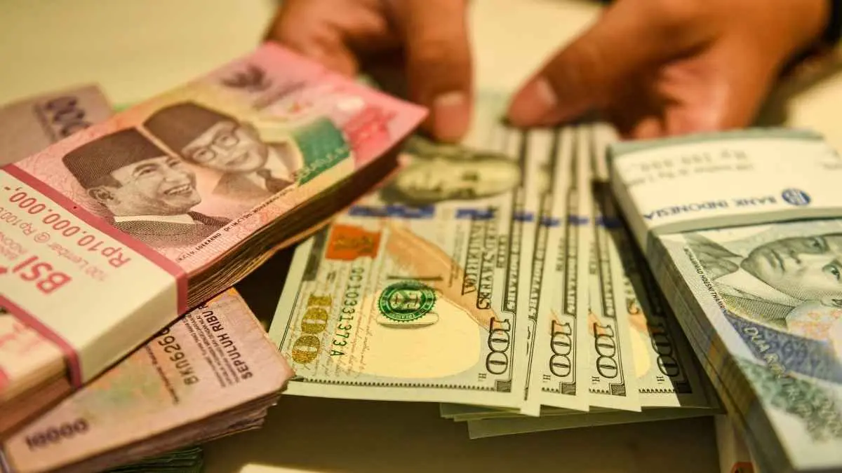 Rupiah kembali melemah mendekati Rp18.000 per dolar AS setelah Perry Warjiyo resmi mundur dari jabatan Gubernur Bank Indonesia. Apa dampaknya bagi investor, IHSG, dan perekonomian Indonesia? (Ilustrasi)