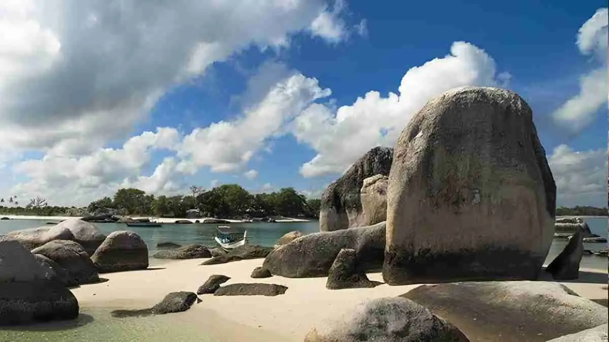 Tak perlu jauh-jauh ke Maladewa! Indonesia punya Gili Meno, pulau cantik dengan pasir putih, laut sebening kristal, dan suasana yang tenang. Tak heran jika banyak wisatawan menjulukinya sebagai surga tropis yang tak kalah memukau. (instagram.com)