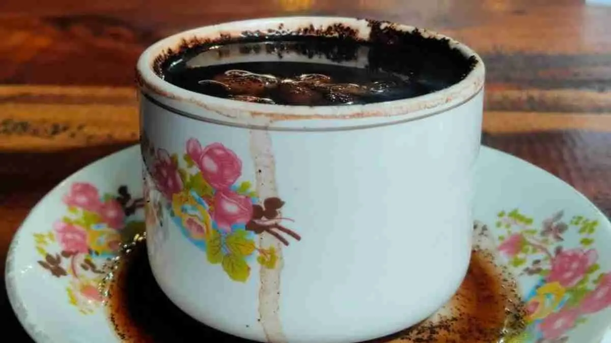 Bagi banyak orang, kopi bukan hanya minuman. Ia adalah teman saat lelah, ruang untuk berpikir, dan alasan untuk berhenti sejenak dari padatnya aktivitas. Mengapa secangkir kopi terasa begitu menenangkan? (pinterest.com/nadiemzhi)