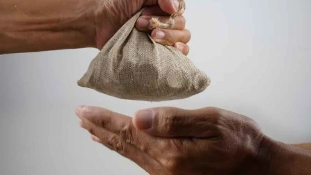 Konten berbagi kini mudah viral, tetapi juga memancing perdebatan. Benarkah aksi tersebut lahir dari ketulusan, atau justru menjadi strategi mengejar views dan popularitas? (Ilustrasi)