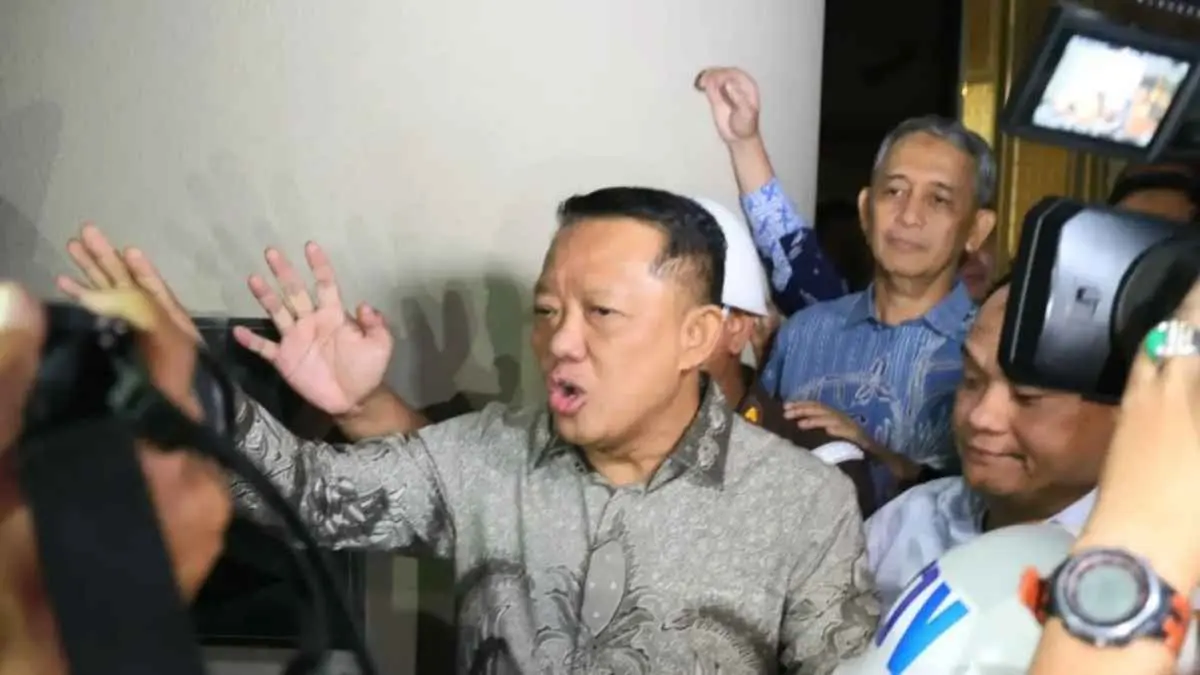 Tersangka dugaan korupsi TPPU yangjuga mantan Jaksa Agung Muda Tindak Pidana Khusus (Jampidsus) Febrie Adriansyah usai menjalani pemeriksaan di Gedung Kejaksaan Agung, Jakarta, Jumat (24/7/2026). (Dery Ridwansah/ JawaPos.com)