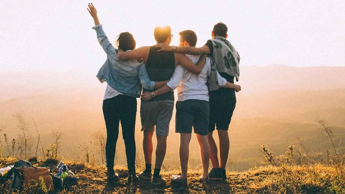 Jarang chat, jarang nongkrong, tapi begitu bertemu rasanya seperti tidak pernah berjauhan. Itulah yang disebut low-maintenance friendship. Di usia 20-an, ketika pekerjaan, tanggung jawab, dan kehidupan pribadi mulai menyita waktu, tipe pertemanan ini justru menjadi yang paling awet. (ilustrasi)