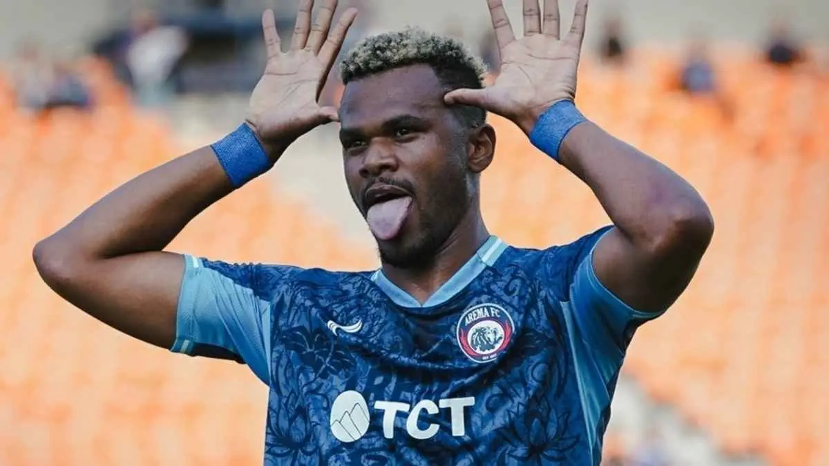Bangkit usai kalah dari Persib! Arema FC sukses menaklukkan Tampines Rovers dengan skor 2-1 di Piala Presiden 2026. Pelatih Marcos Santos mengungkapkan bahwa bukan hanya taktik, tetapi mentalitas para pemain menjadi faktor utama di balik kemenangan penting Singo Edan. (Sumber foto: Instagram/aremafcoffofficial)