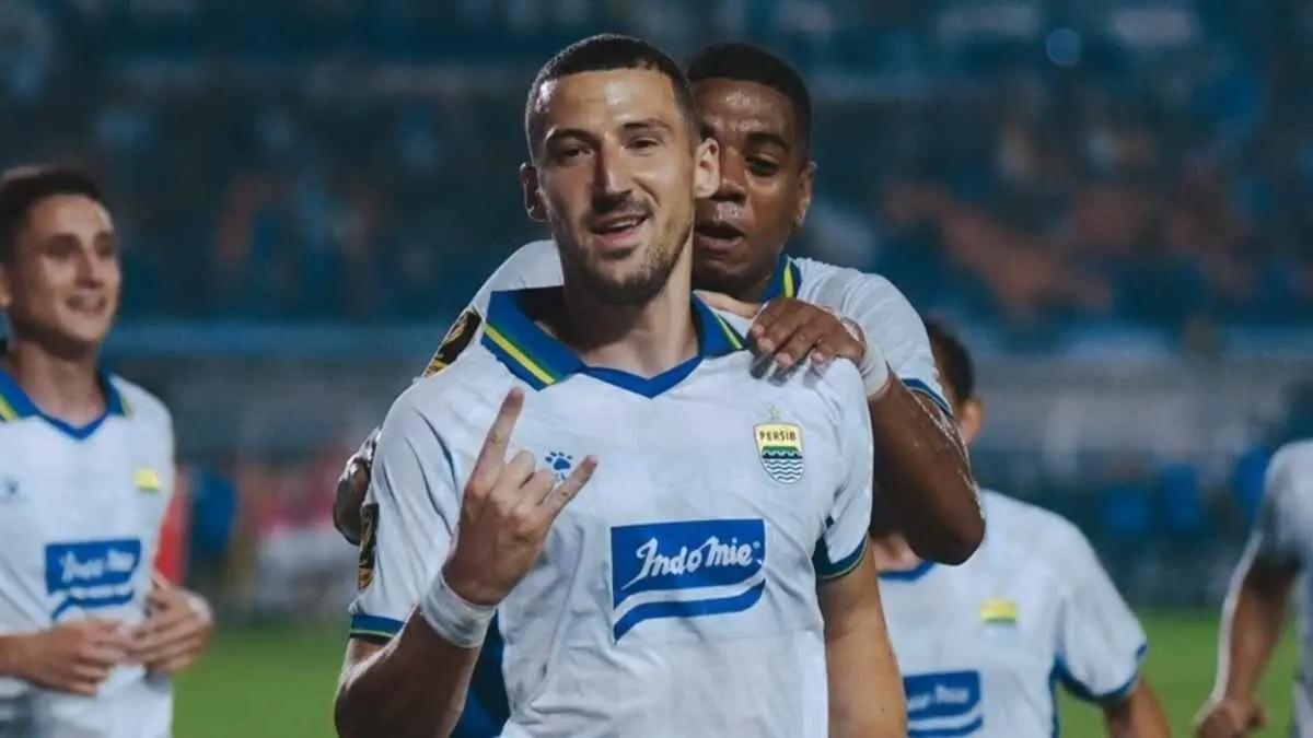 Persib Bandung menjadi tim pertama yang memastikan tiket ke semifinal Piala Presiden 2026. Gol dramatis Balsa Sekulic dari titik penalti menjadi pembeda dalam kemenangan tipis 1-0 atas DPMM FC. Strategi rotasi Bojan Tolic terbukti efektif, sementara lini belakang tampil kokoh menjaga keunggulan hingga peluit akhir. (Sumber foto: Instagram/persib)