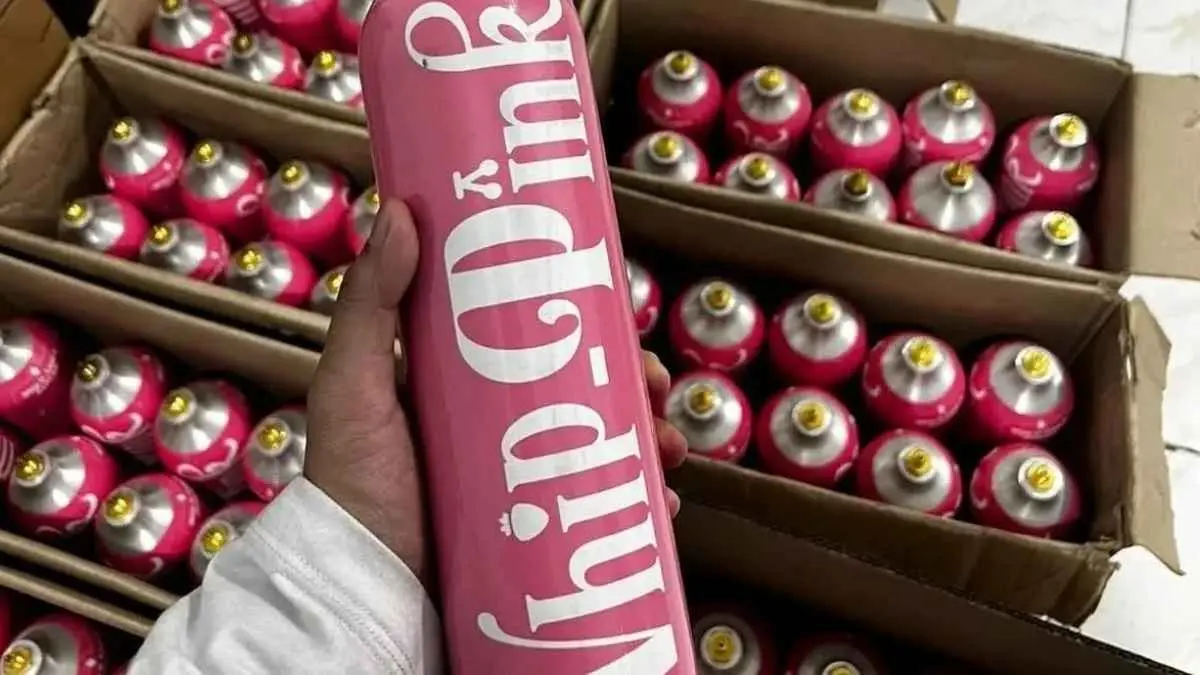 Kasus dugaan penyalahgunaan gas tawa Whip Pink memasuki babak baru. Bareskrim Polri menetapkan dua tersangka setelah menemukan dugaan peredaran nitrous oxide (N2O) murni yang diduga disalahgunakan untuk dihirup langsung. (Ilustrasi Whip Pink. Nadia Putri Rahmani/ANTARA)