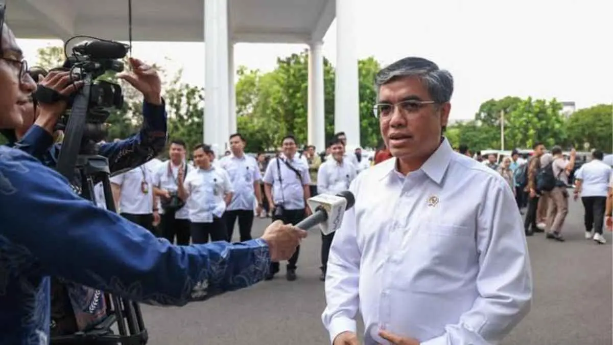 rencana PHK di sejumlah perusahaan menjadi perhatian pemerintah. Menaker Yassierli memastikan setiap informasi akan diverifikasi dan diupayakan solusinya agar PHK bisa dicegah. (Sumber Foto: Instagram/@yassierli)