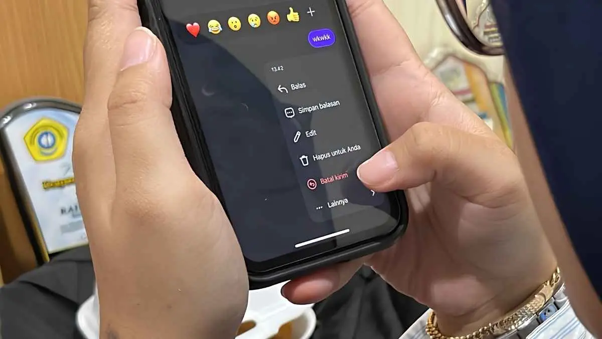 Pernah buru-buru menarik pesan setelah salah kirim atau menyesal? Ternyata, bagi banyak Gen Z, fitur Unsent Message dan Delete for Everyone bukan sekadar menghapus chat, tetapi juga menjadi cara menjaga privasi, mengurangi overthinking, dan melindungi citra diri di era digital. (MUHAMMAD AZLAN SYAH/RADAR BONANG)