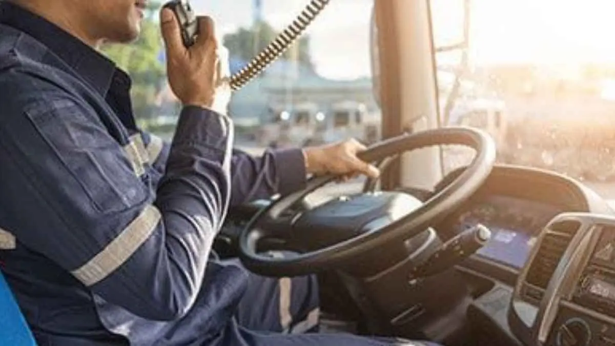 Kecelakaan maut terjadi di Jalan Soekarno-Hatta, Bandung. Truk elpiji yang diduga dikemudikan sopir yang mengalami microsleep menabrak sejumlah kendaraan hingga menewaskan seorang pesepeda. Polisi masih mendalami penyebab pasti insiden tersebut. (ilustrasi supir truk)