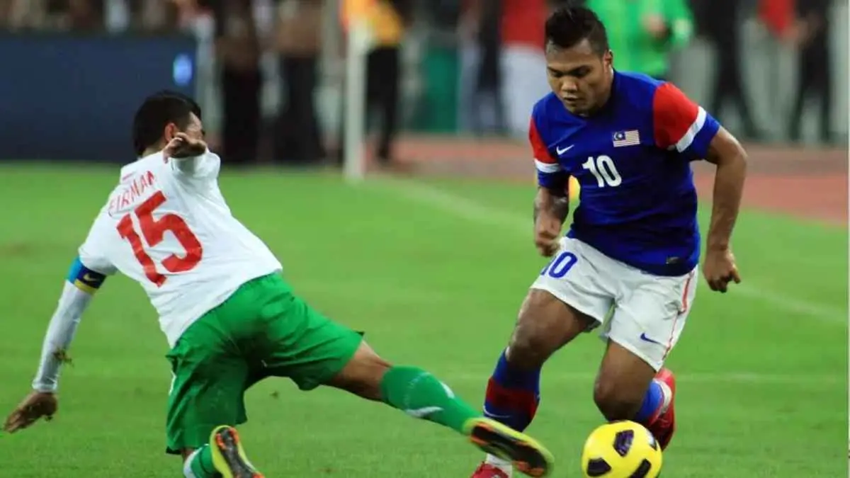 Momen duel Safee Sali dengan Firman Utina di final Piala AFF 2010 masih membekas di ingatan suporter Indonesia. Laga itu menjadi bagian dari perjalanan panjang Garuda yang hingga kini telah enam kali menjadi runner-up tanpa pernah mengangkat trofi juara. (bola.com)