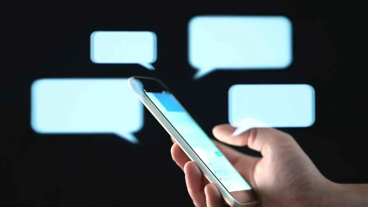 Kenapa hoaks di WhatsApp sering menyebar lewat grup keluarga? Ternyata bukan sekadar soal mudah percaya. Ada faktor kebiasaan, literasi digital, hingga budaya berbagi yang membuat Baby Boomers lebih rentan. (ilustrasi)