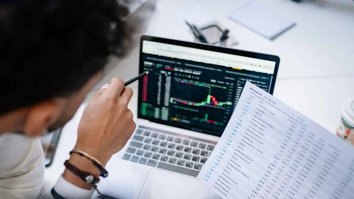 Investasi memang bisa membantu mencapai kebebasan finansial, tetapi keputusan yang salah justru dapat menguras tabungan tanpa disadari. Sebelum mulai membeli saham, emas, atau reksa dana, pahami dulu lima kesalahan yang paling sering dilakukan investor pemula agar keuangan tetap aman. (ilustrasi)