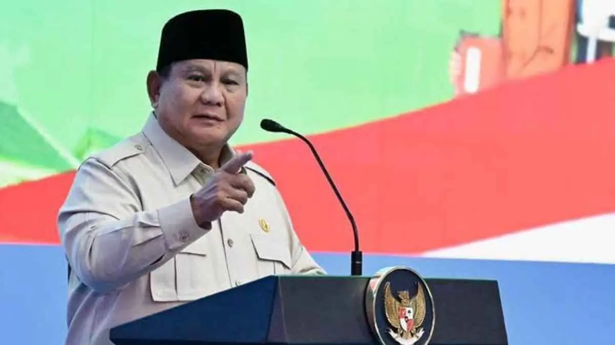 Prabowo memimpin akad massal 62 ribu rumah subsidi FLPP di 36 provinsi. Program ini bukan hanya membuka akses hunian layak bagi masyarakat berpenghasilan rendah, tetapi juga menjadi motor penggerak ekonomi nasional dengan menyerap jutaan tenaga kerja. (Prabowo pimpin langsung Akad masal 62 Ribu (FLPP))