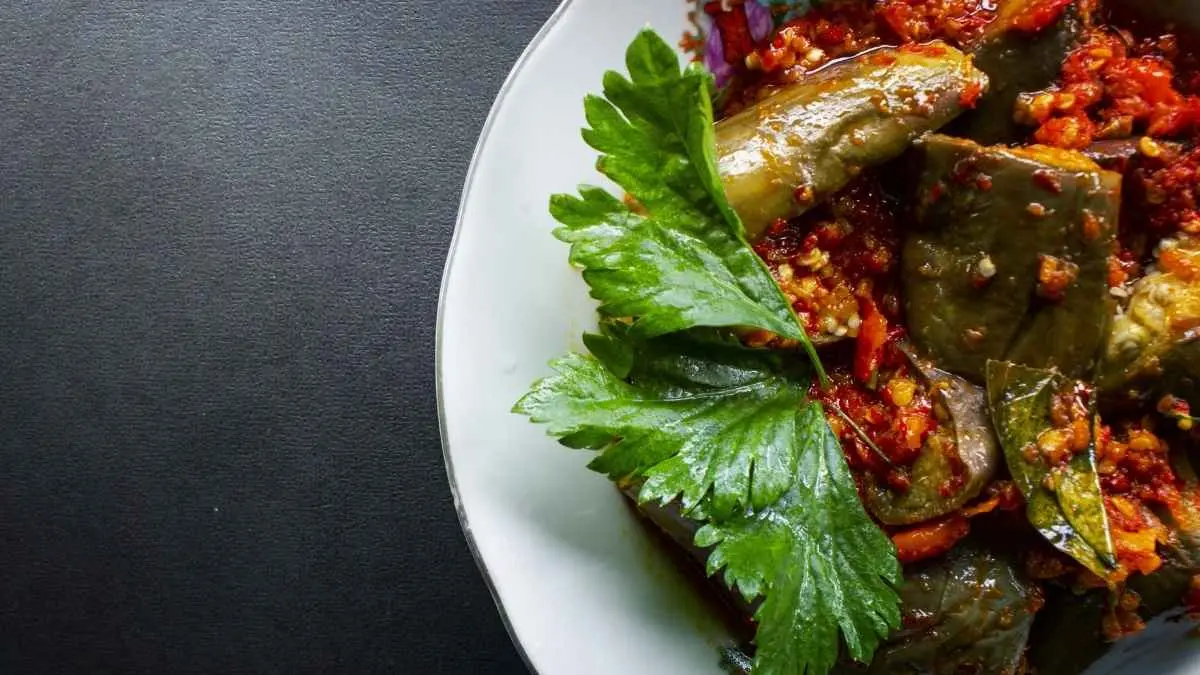 Siapa sangka, gengsi restoran cepat saji global sekarang mulai kalah sama pesona sambal ulek dadakan! Anak muda zaman sekarang ternyata udah mulai jenuh sama makanan instan yang rasanya gitu-gitu aja, dan milih beralih ke kuliner lokal yang lebih 