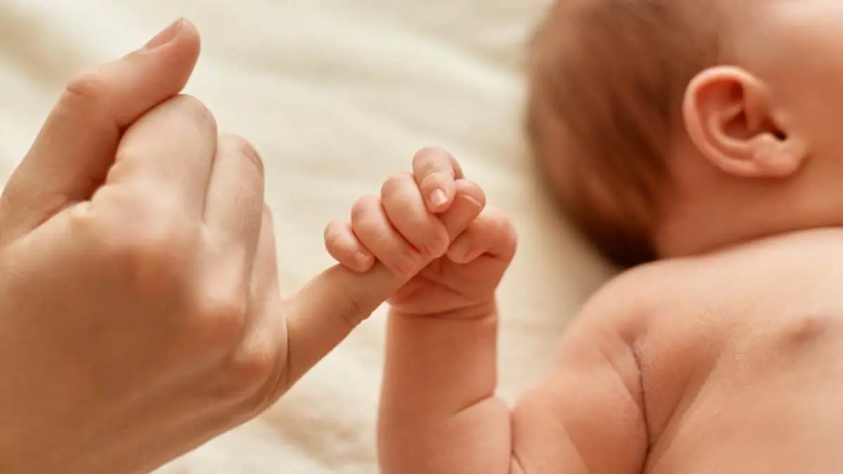 Kenapa bayi manusia tidak bisa langsung berjalan seperti anak kuda atau jerapah? Ternyata jawabannya berkaitan dengan ukuran otak, bentuk panggul ibu, dan strategi evolusi yang membuat manusia menjadi spesies paling cerdas dan adaptif di bumi. (magnific.com)