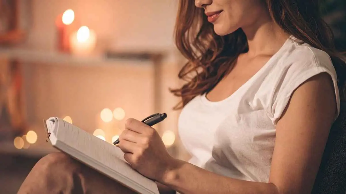 Di tengah notifikasi yang tak pernah berhenti dan rutinitas yang melelahkan, journaling menjadi kebiasaan sederhana yang kembali digemari Gen Z. (ilustrasi)