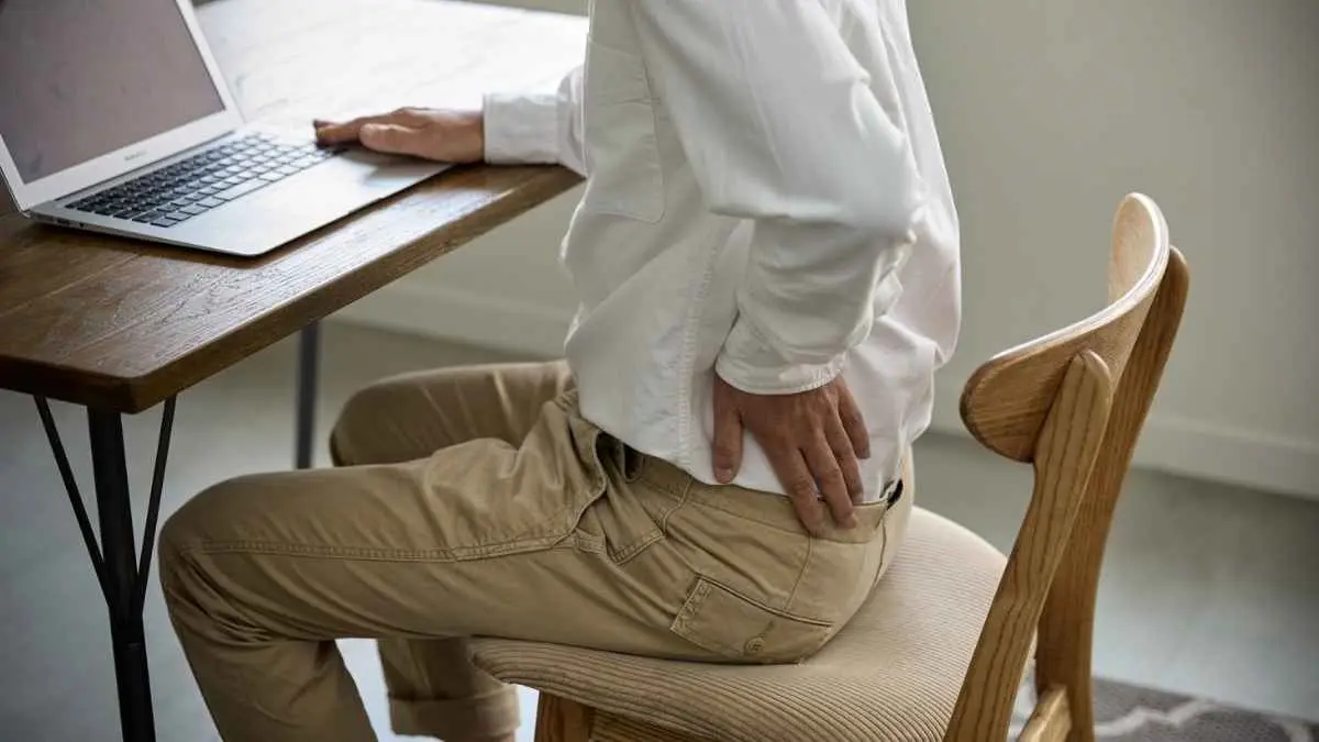 Masih umur 20-an tapi leher dan punggung sudah sering pegal? Jangan anggap normal. Kebiasaan menunduk saat main HP dan duduk terlalu lama ternyata bisa memicu tech neck serta meningkatkan risiko nyeri tulang belakang. (ilustrasi)