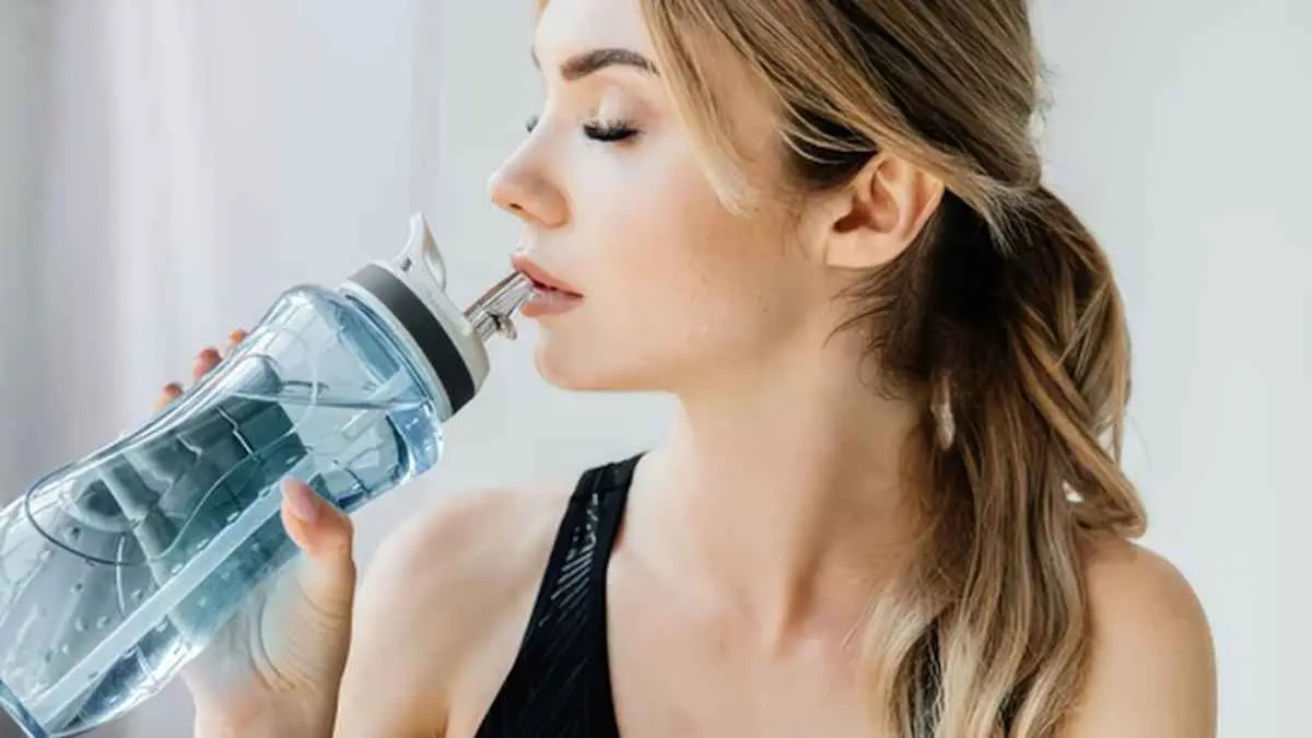 Merasa minum 2 liter air putih sehari itu berat? Ternyata penyebabnya bukan sekadar malas. Ada penjelasan ilmiah mengapa otak lebih memilih minuman manis dibanding air putih. (ilustrasi minum air)