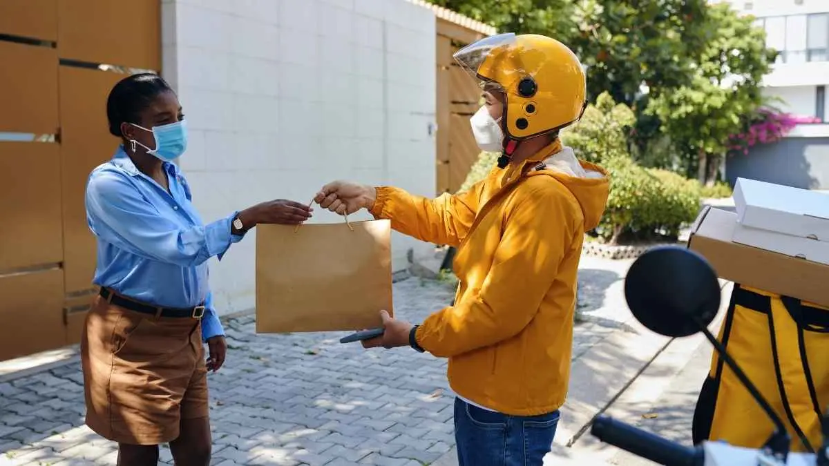Sekali klik, semua kebutuhan datang. Praktis memang, tapi pernah sadar seberapa sering kamu mengandalkan ojol? Fenomena 