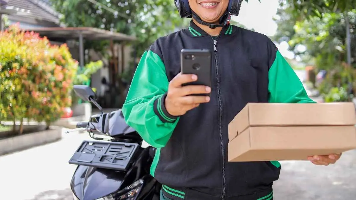 Warung lokal atau aplikasi ojol, siapa sebenarnya yang paling diuntungkan? Di balik promo, harga makanan, dan kemudahan pesan online, ternyata ada fakta menarik yang jarang diketahui. (ilustrasi ojol)