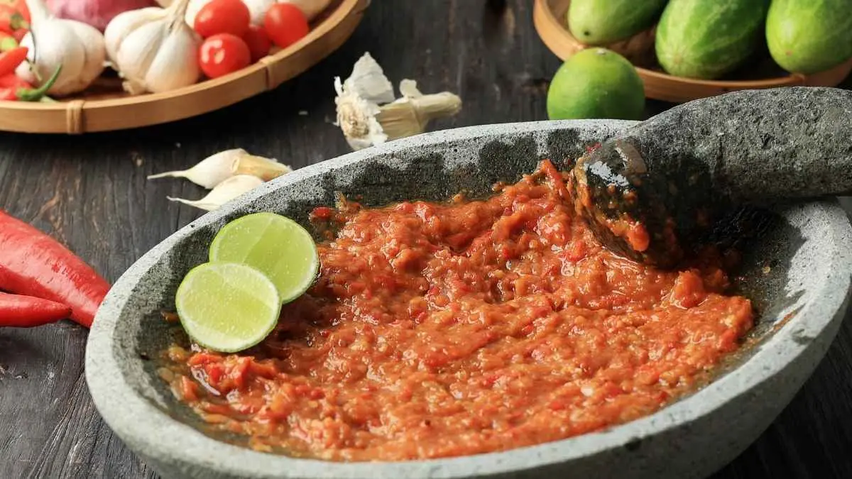 Di tengah gempuran fast food barat dan kuliner luar negeri yang estetik, kenapa ya menu sesederhana penyetan justru gak pernah sepi peminat? (Ilustrasi sambal)