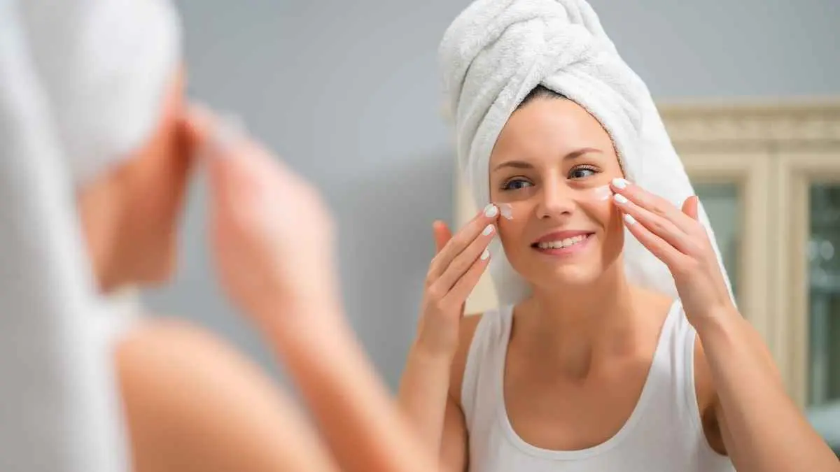 Siapa bilang punya kulit mulus dan glowing harus bikin kantong bolong? Di era gempuran racun skincare belasan langkah di medsos, kita sering terjebak beli produk viral yang harganya selangit. (ilustrasi)
