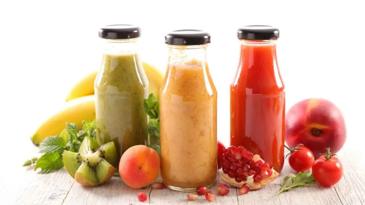 Banyak orang mengira jus buah kemasan adalah pilihan sehat. Namun, penelitian selama 25 tahun justru menemukan adanya kaitan dengan peningkatan risiko hipertensi. (ilustrasi jus kemasan botol)
