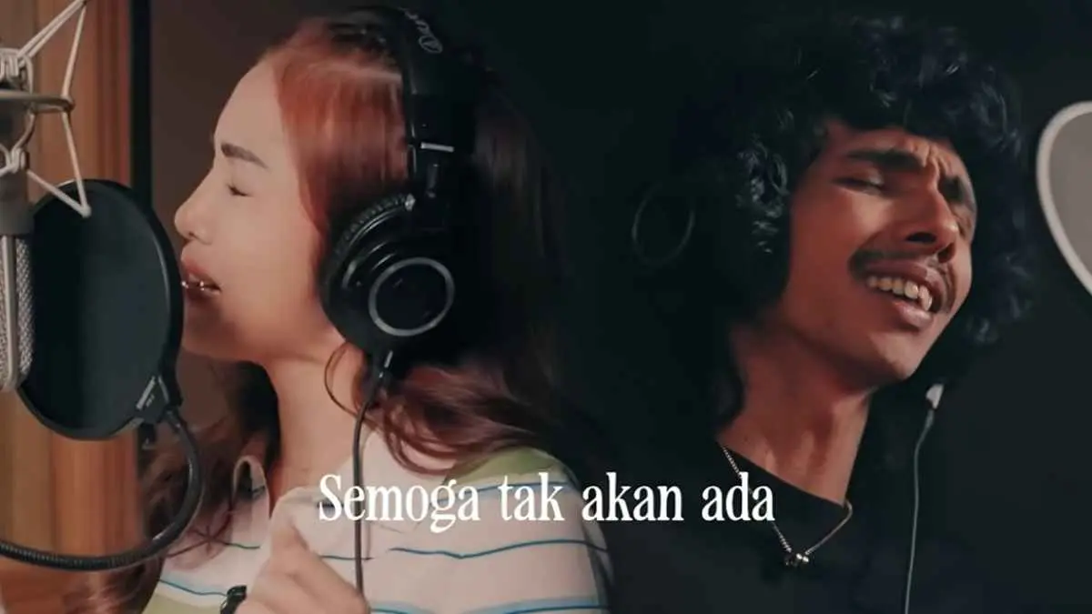 Kolaborasi yang tak disangka akhirnya terwujud! Momo dan Enau menyatukan karakter vokal mereka lewat lagu "Sudah Tahu Tuhan Kita Berbeda". Di balik lirik yang emosional, ternyata ada cerita menarik tentang awal pertemuan hingga proses kreatif keduanya. (@momoyoutubechannel9343)