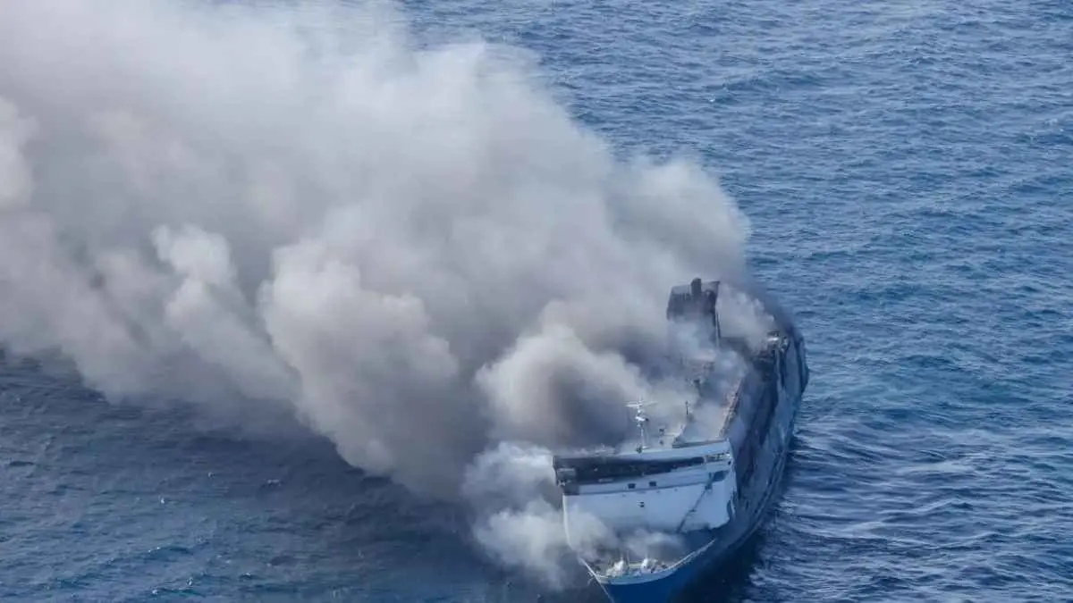 Kepanikan terjadi saat KMP Mutiara Sentosa 2 terbakar di tengah pelayaran menuju Makassar. Sejumlah penumpang terpaksa melompat ke laut untuk menyelamatkan diri, sementara tim SAR berpacu dengan gelombang tinggi melakukan evakuasi (FOTO: ALFIAN RIZAL/JAWA POS)